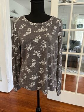 Carolyn Taylor Gray Long-Sleeve Floral Tee